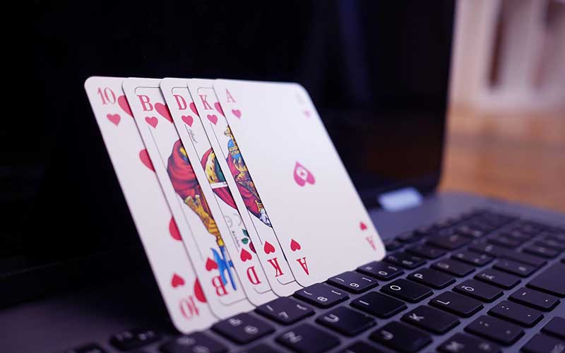 poker-on-laptop